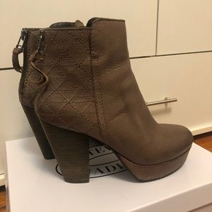 Steve Madden Roadrunna Taupe Leather Ankle Bootie